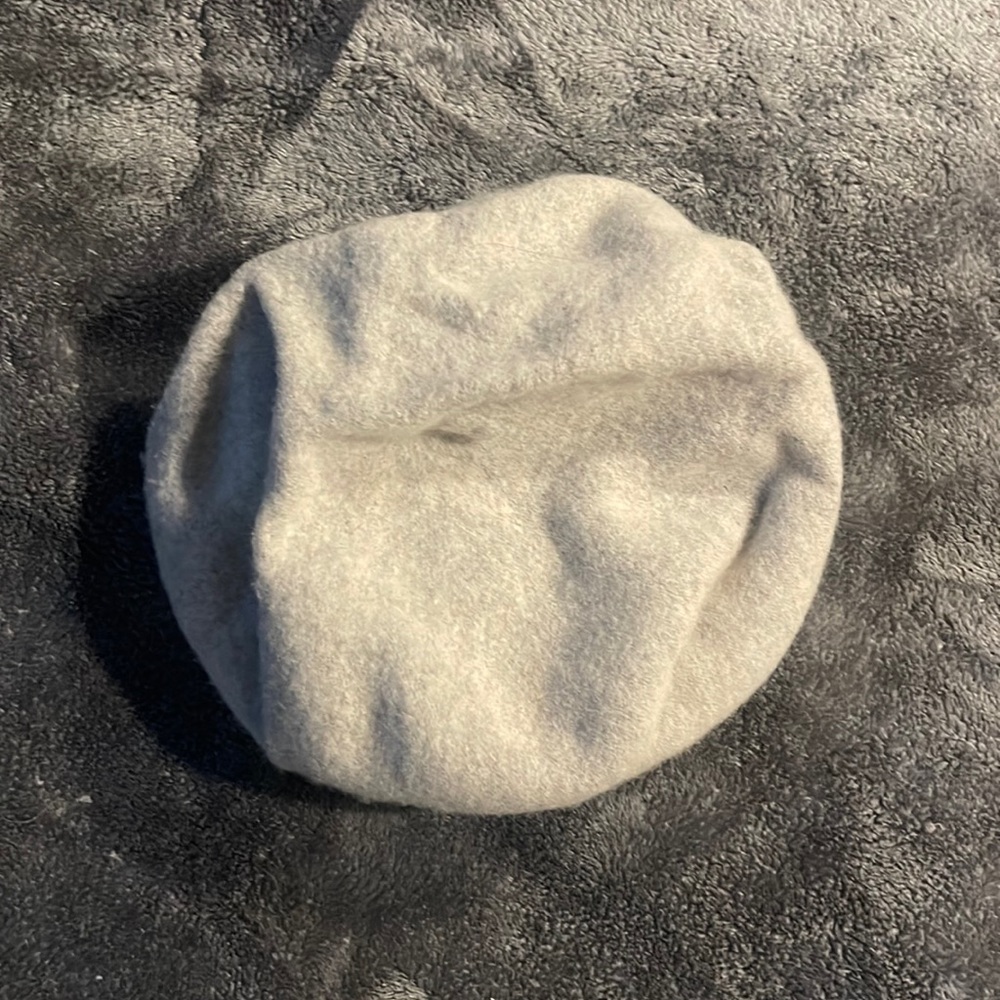 Light grey bonnet.